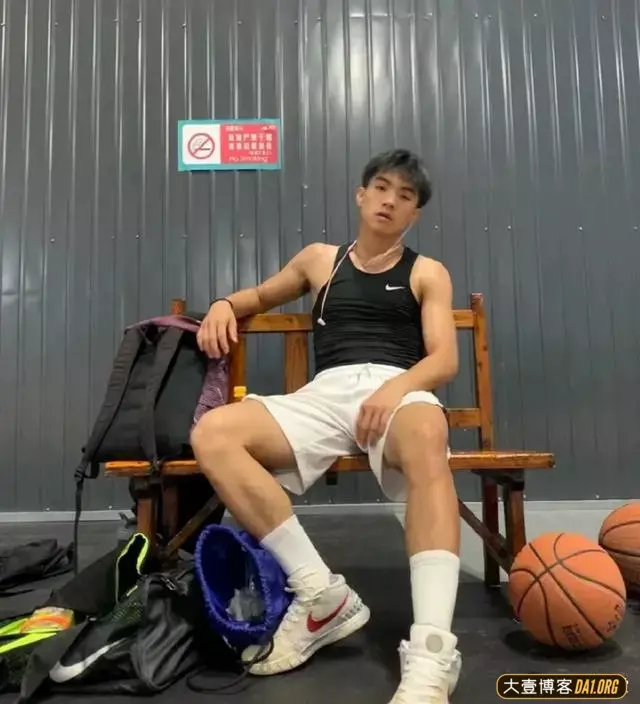 篮球帅哥让我蹲下给他拍照,我不淡定了! 篮球帅哥让我蹲下给他拍照,我不淡定了!
