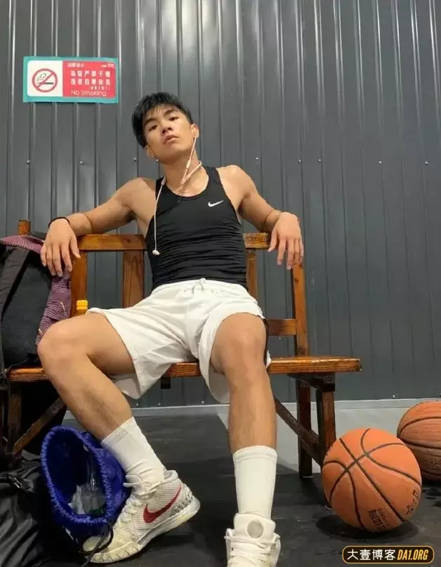 篮球帅哥让我蹲下给他拍照,我不淡定了! 篮球帅哥让我蹲下给他拍照,我不淡定了!