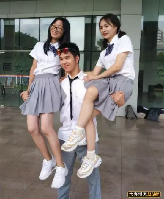 直男脸肌肉帅哥,手臂好强壮,轻轻松松徒手扛起两位美女同学! 直男脸肌肉帅哥,手臂好强壮,轻轻松松徒手扛起两位美女同学!