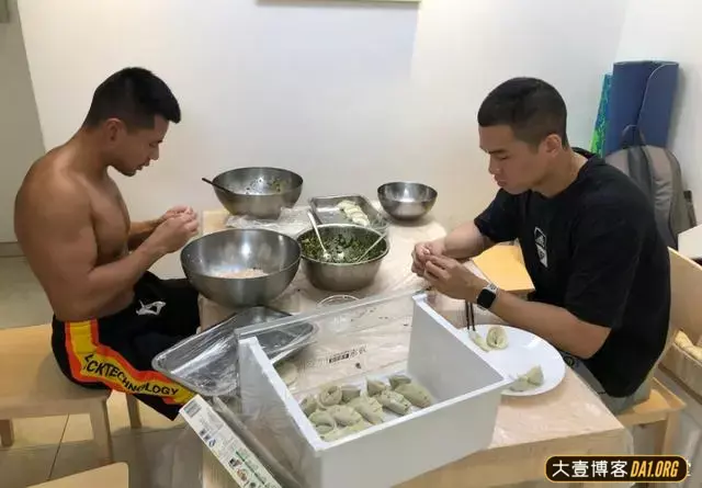 直男脸肌肉帅哥,手臂好强壮,轻轻松松徒手扛起两位美女同学! 直男脸肌肉帅哥,手臂好强壮,轻轻松松徒手扛起两位美女同学!