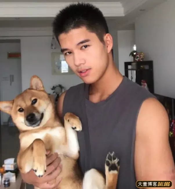 直男脸肌肉帅哥,手臂好强壮,轻轻松松徒手扛起两位美女同学! 直男脸肌肉帅哥,手臂好强壮,轻轻松松徒手扛起两位美女同学!