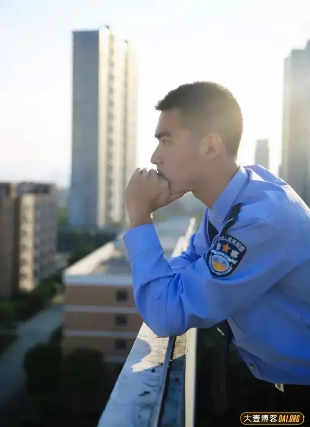 宁波警察小哥因太帅意外走红,千万人被这身制服征服了~ 宁波警察小哥因太帅意外走红,千万人被这身制服征服了~