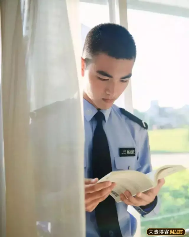 宁波警察小哥因太帅意外走红,千万人被这身制服征服了~ 宁波警察小哥因太帅意外走红,千万人被这身制服征服了~