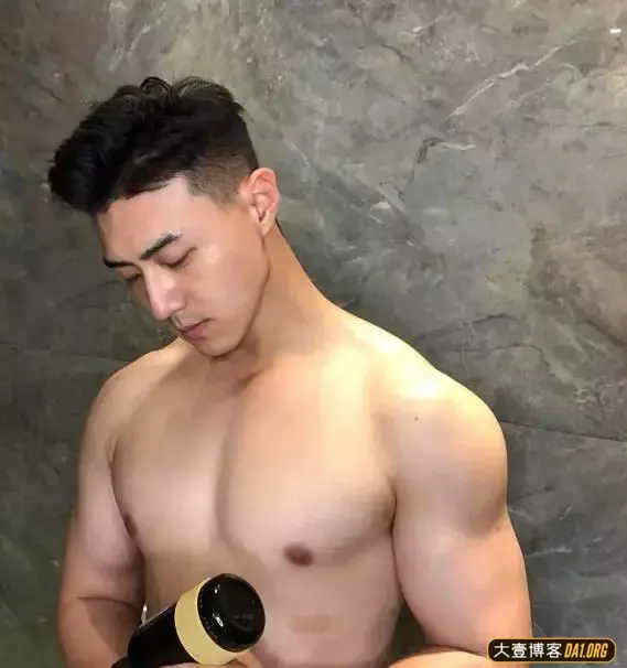 抓拍穿围腰的火锅店肌肉男服务员,这松紧裤要掉了 抓拍穿围腰的火锅店肌肉男服务员,这松紧裤要掉了