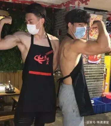 抓拍穿围腰的火锅店肌肉男服务员,这松紧裤要掉了 抓拍穿围腰的火锅店肌肉男服务员,这松紧裤要掉了
