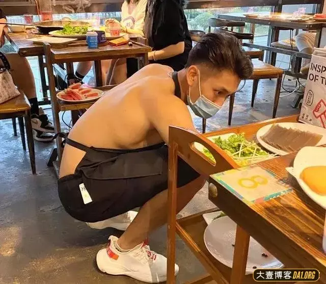 抓拍穿围腰的火锅店肌肉男服务员,这松紧裤要掉了 抓拍穿围腰的火锅店肌肉男服务员,这松紧裤要掉了