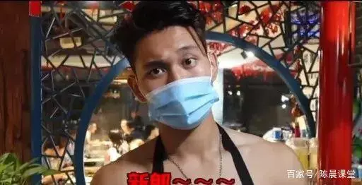 抓拍穿围腰的火锅店肌肉男服务员,这松紧裤要掉了 抓拍穿围腰的火锅店肌肉男服务员,这松紧裤要掉了