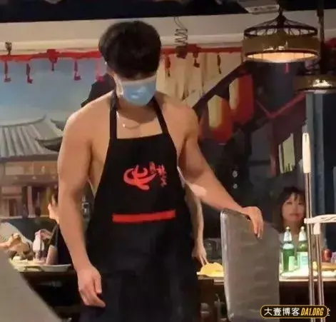 抓拍穿围腰的火锅店肌肉男服务员,这松紧裤要掉了 抓拍穿围腰的火锅店肌肉男服务员,这松紧裤要掉了