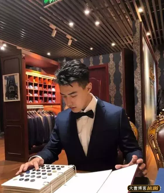 抓拍穿围腰的火锅店肌肉男服务员,这松紧裤要掉了 抓拍穿围腰的火锅店肌肉男服务员,这松紧裤要掉了