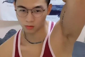 留圆寸的弟弟类型帅锅，壮壮的小肌肉还有纹身，穿正装还蛮成熟的-大壹博客