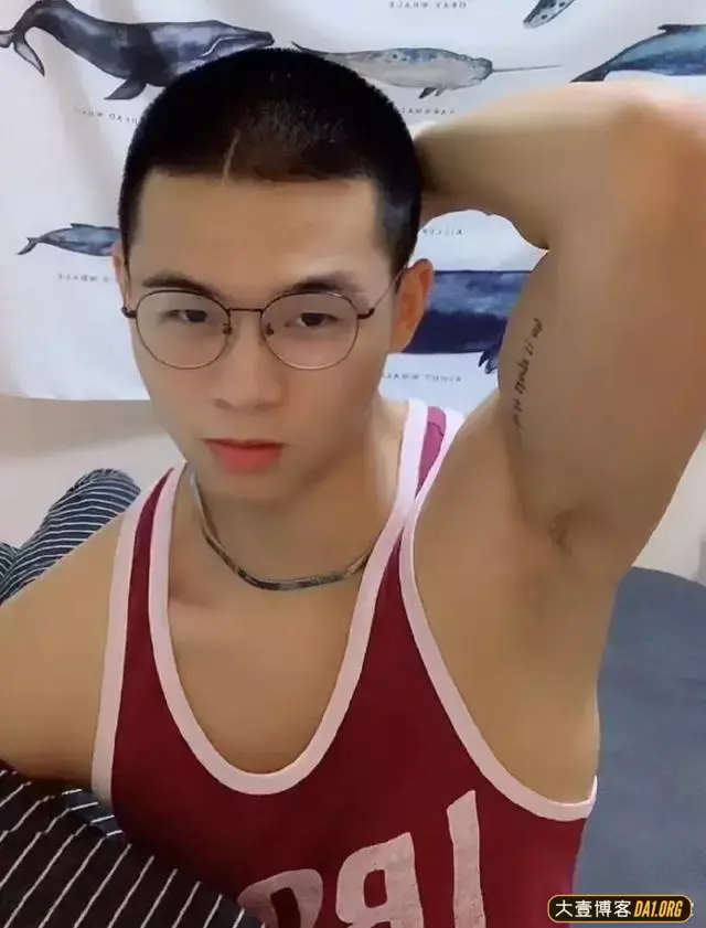 留圆寸的弟弟类型帅锅,壮壮的小肌肉还有纹身,穿正装还蛮成熟的 留圆寸的弟弟类型帅锅,壮壮的小肌肉还有纹身,穿正装还蛮成熟的