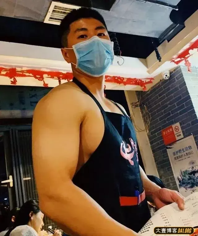 抓拍穿围腰的火锅店肌肉男服务员,这松紧裤要掉了 抓拍穿围腰的火锅店肌肉男服务员,这松紧裤要掉了