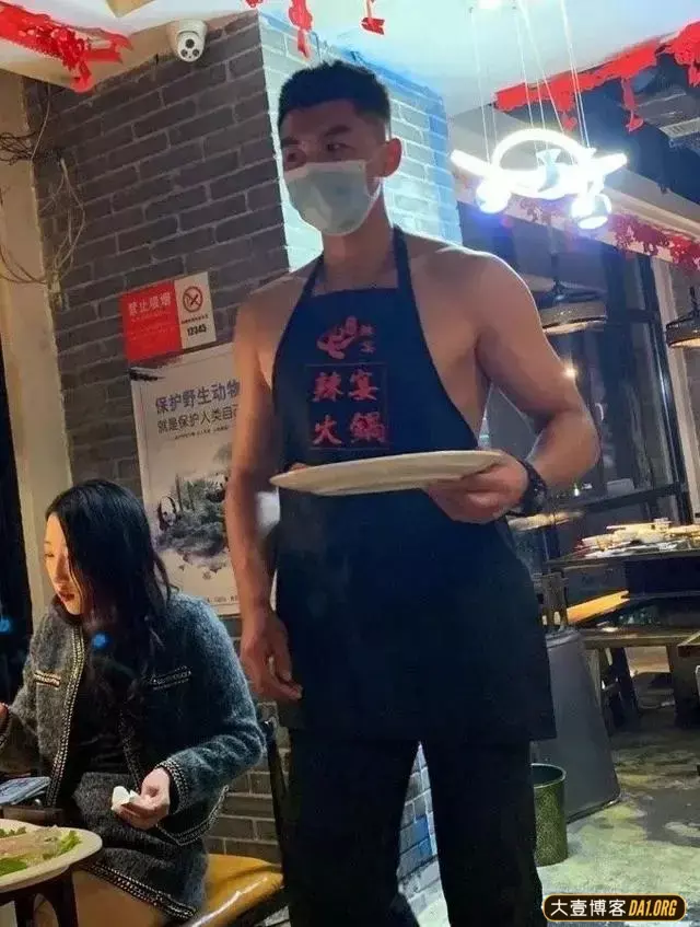 抓拍穿围腰的火锅店肌肉男服务员,这松紧裤要掉了 抓拍穿围腰的火锅店肌肉男服务员,这松紧裤要掉了