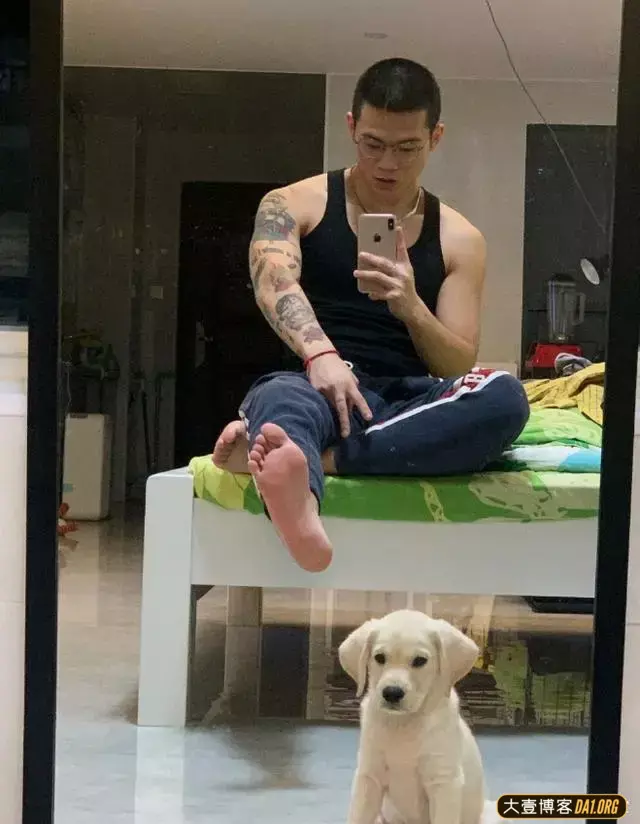 留圆寸的弟弟类型帅锅,壮壮的小肌肉还有纹身,穿正装还蛮成熟的 留圆寸的弟弟类型帅锅,壮壮的小肌肉还有纹身,穿正装还蛮成熟的