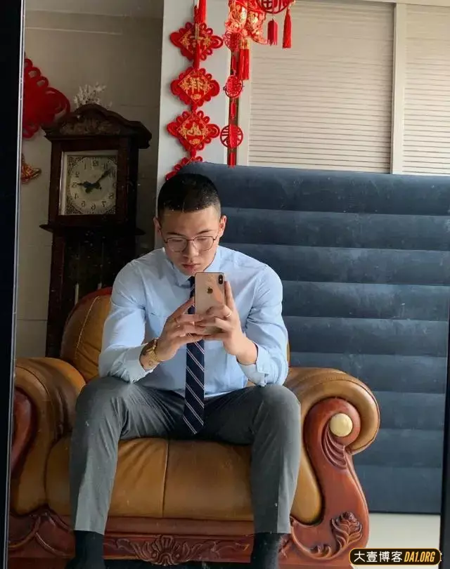 留圆寸的弟弟类型帅锅,壮壮的小肌肉还有纹身,穿正装还蛮成熟的 留圆寸的弟弟类型帅锅,壮壮的小肌肉还有纹身,穿正装还蛮成熟的