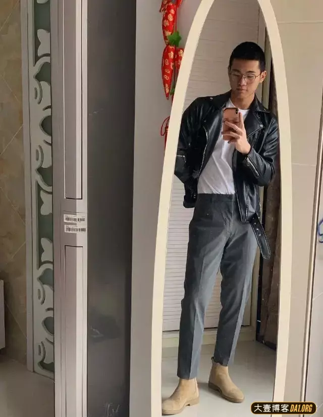 留圆寸的弟弟类型帅锅,壮壮的小肌肉还有纹身,穿正装还蛮成熟的 留圆寸的弟弟类型帅锅,壮壮的小肌肉还有纹身,穿正装还蛮成熟的