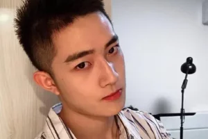 浓眉大眼的武汉小哥哥，喜欢坐着拍照，你数数他一共用了几个姿势-大壹博客