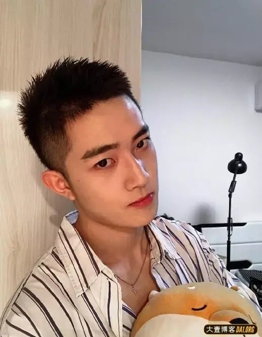 浓眉大眼的武汉小哥哥,喜欢坐着拍照,你数数他一共用了几个姿势 浓眉大眼的武汉小哥哥,喜欢坐着拍照,你数数他一共用了几个姿势