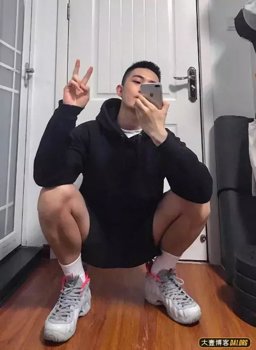 浓眉大眼的武汉小哥哥,喜欢坐着拍照,你数数他一共用了几个姿势 浓眉大眼的武汉小哥哥,喜欢坐着拍照,你数数他一共用了几个姿势