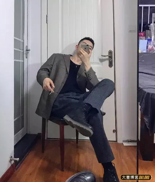 浓眉大眼的武汉小哥哥,喜欢坐着拍照,你数数他一共用了几个姿势 浓眉大眼的武汉小哥哥,喜欢坐着拍照,你数数他一共用了几个姿势