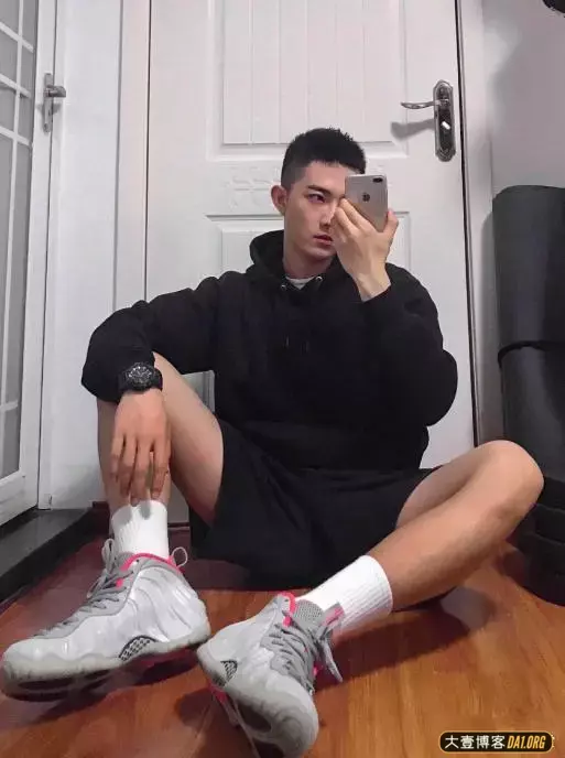浓眉大眼的武汉小哥哥,喜欢坐着拍照,你数数他一共用了几个姿势 浓眉大眼的武汉小哥哥,喜欢坐着拍照,你数数他一共用了几个姿势
