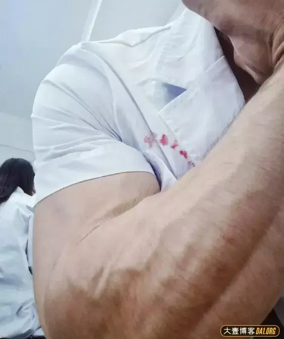 退伍后的兵哥哥转行做肌肉医生,恨不得自己的主治医生就是他! 退伍后的兵哥哥转行做肌肉医生,恨不得自己的主治医生就是他!