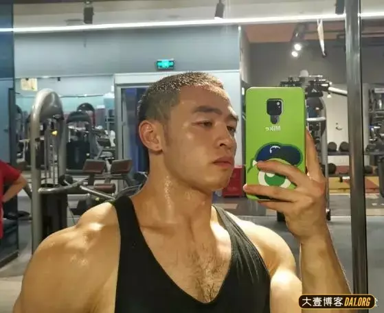 退伍后的兵哥哥转行做肌肉医生,恨不得自己的主治医生就是他! 退伍后的兵哥哥转行做肌肉医生,恨不得自己的主治医生就是他!