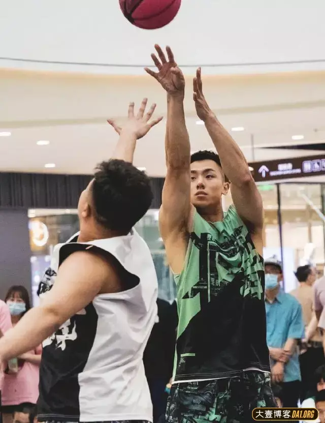 长腿篮球帅哥刘毅,论球技,论颜值,论腹肌,不愧是北体校队队长 长腿篮球帅哥刘毅,论球技,论颜值,论腹肌,不愧是北体校队队长