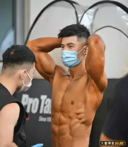 健身运动员的比赛后台,还缺抹油的吗? 健身运动员的比赛后台,还缺抹油的吗?