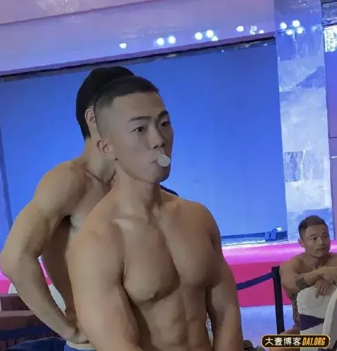健身运动员的比赛后台,还缺抹油的吗? 健身运动员的比赛后台,还缺抹油的吗?