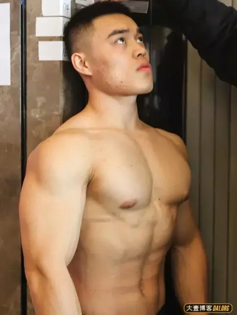 健身运动员的比赛后台,还缺抹油的吗? 健身运动员的比赛后台,还缺抹油的吗?