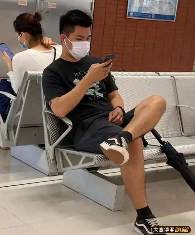 天冷了不想出门,那就窝在沙发里看些野生帅哥开开胃吧! 天冷了不想出门,那就窝在沙发里看些野生帅哥开开胃吧!