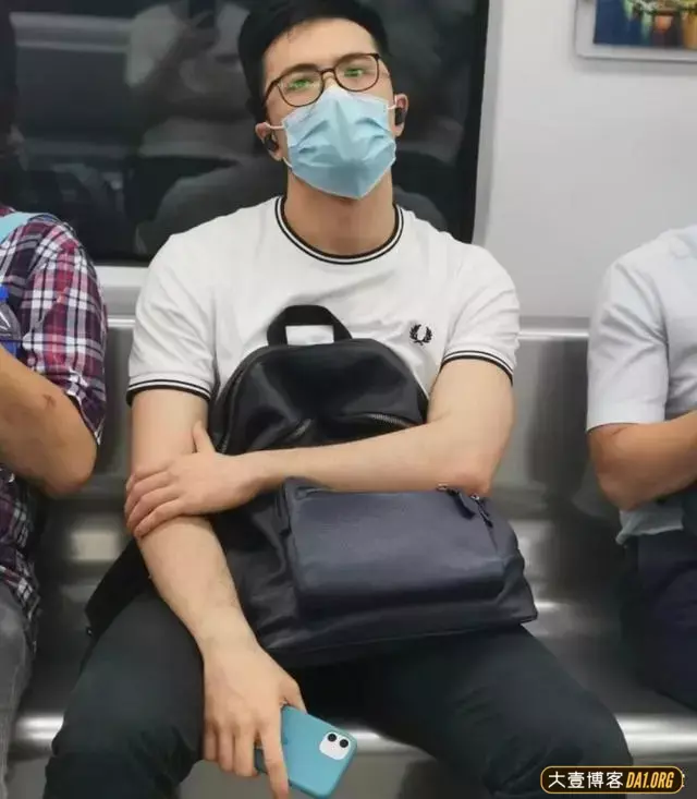 天冷了不想出门,那就窝在沙发里看些野生帅哥开开胃吧! 天冷了不想出门,那就窝在沙发里看些野生帅哥开开胃吧!