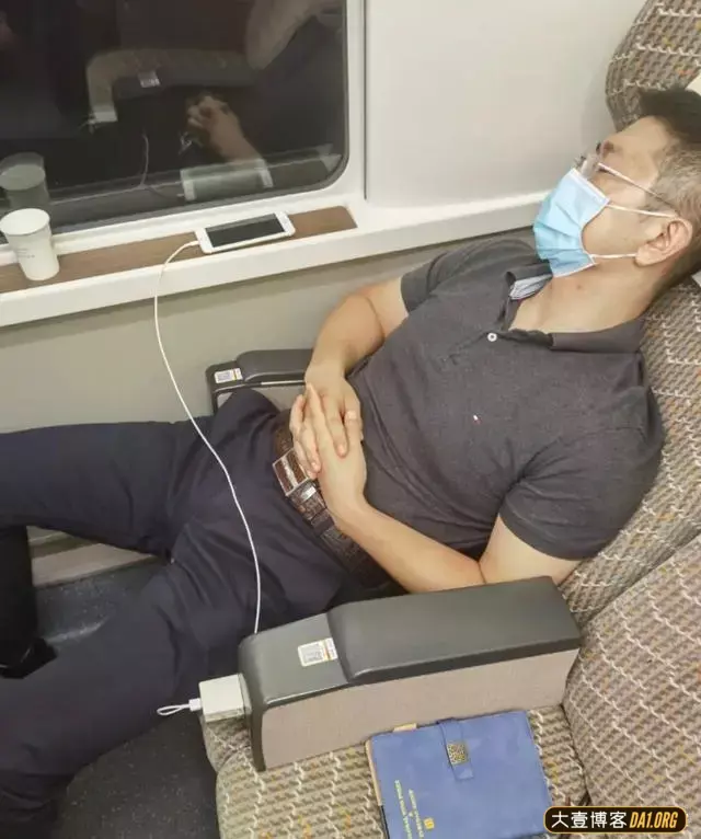 天冷了不想出门,那就窝在沙发里看些野生帅哥开开胃吧! 天冷了不想出门,那就窝在沙发里看些野生帅哥开开胃吧!