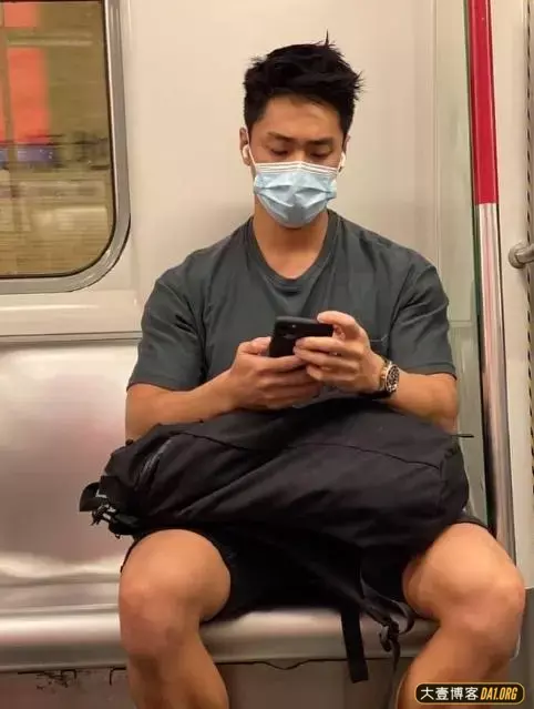 天冷了不想出门,那就窝在沙发里看些野生帅哥开开胃吧! 天冷了不想出门,那就窝在沙发里看些野生帅哥开开胃吧!