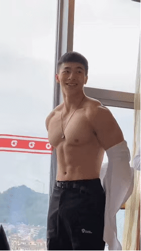 婚礼上伴郎突然扯掉白衬衫秀肌肉,让在场的所有人尖叫不止! 婚礼上伴郎突然扯掉白衬衫秀肌肉,让在场的所有人尖叫不止!