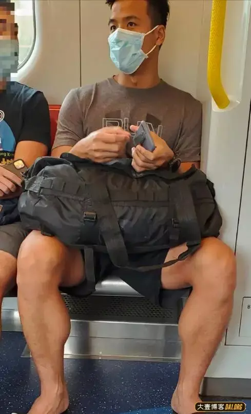 天冷了不想出门,那就窝在沙发里看些野生帅哥开开胃吧! 天冷了不想出门,那就窝在沙发里看些野生帅哥开开胃吧!