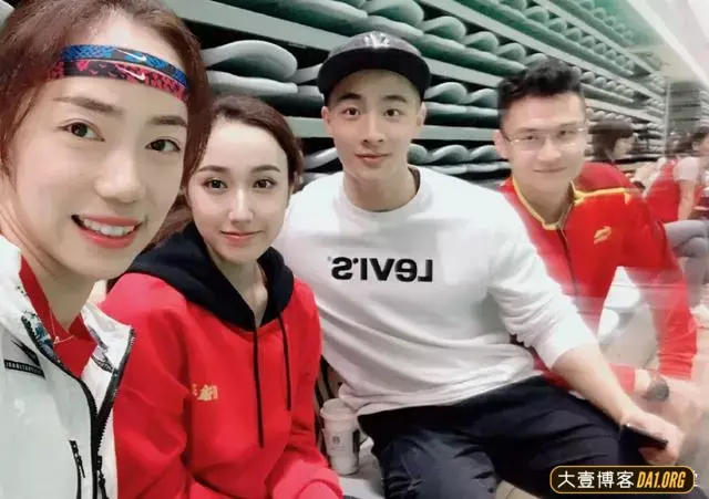 婚礼上伴郎突然扯掉白衬衫秀肌肉,让在场的所有人尖叫不止! 婚礼上伴郎突然扯掉白衬衫秀肌肉,让在场的所有人尖叫不止!