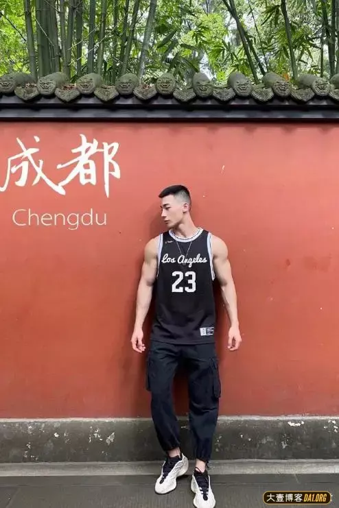婚礼上伴郎突然扯掉白衬衫秀肌肉,让在场的所有人尖叫不止! 婚礼上伴郎突然扯掉白衬衫秀肌肉,让在场的所有人尖叫不止!