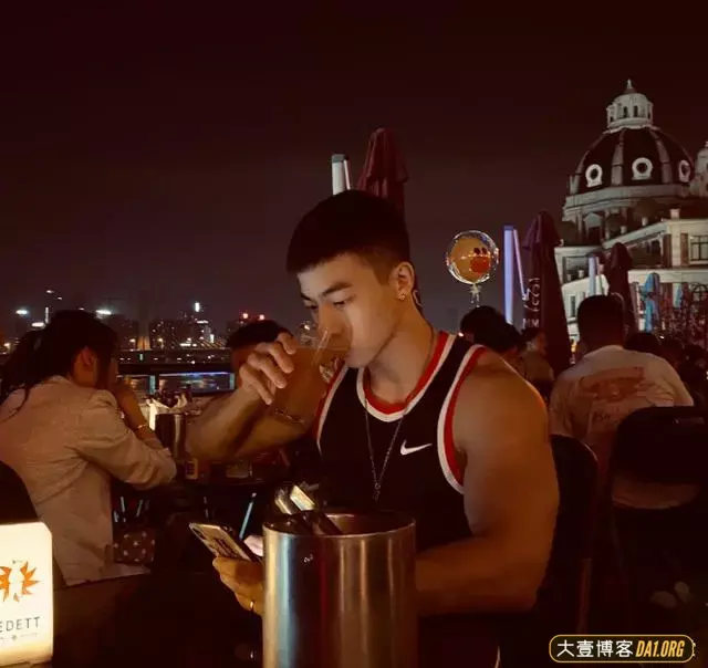 婚礼上伴郎突然扯掉白衬衫秀肌肉,让在场的所有人尖叫不止! 婚礼上伴郎突然扯掉白衬衫秀肌肉,让在场的所有人尖叫不止!