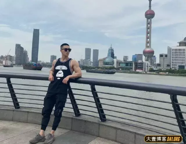 婚礼上伴郎突然扯掉白衬衫秀肌肉,让在场的所有人尖叫不止! 婚礼上伴郎突然扯掉白衬衫秀肌肉,让在场的所有人尖叫不止!