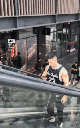 婚礼上伴郎突然扯掉白衬衫秀肌肉,让在场的所有人尖叫不止! 婚礼上伴郎突然扯掉白衬衫秀肌肉,让在场的所有人尖叫不止!