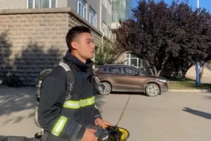 江苏22岁的消防兵帅锅，一下班就爱到洗衣房对着镜子秀肌肉-大壹博客