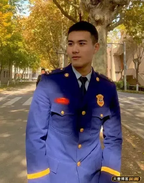 江苏22岁的消防兵帅锅,一下班就爱到洗衣房对着镜子秀肌肉 江苏22岁的消防兵帅锅,一下班就爱到洗衣房对着镜子秀肌肉