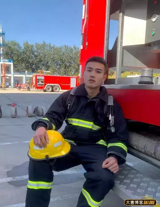 江苏22岁的消防兵帅锅,一下班就爱到洗衣房对着镜子秀肌肉 江苏22岁的消防兵帅锅,一下班就爱到洗衣房对着镜子秀肌肉