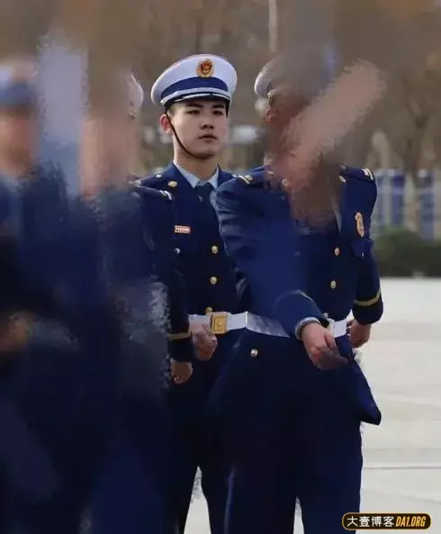 江苏22岁的消防兵帅锅,一下班就爱到洗衣房对着镜子秀肌肉 江苏22岁的消防兵帅锅,一下班就爱到洗衣房对着镜子秀肌肉