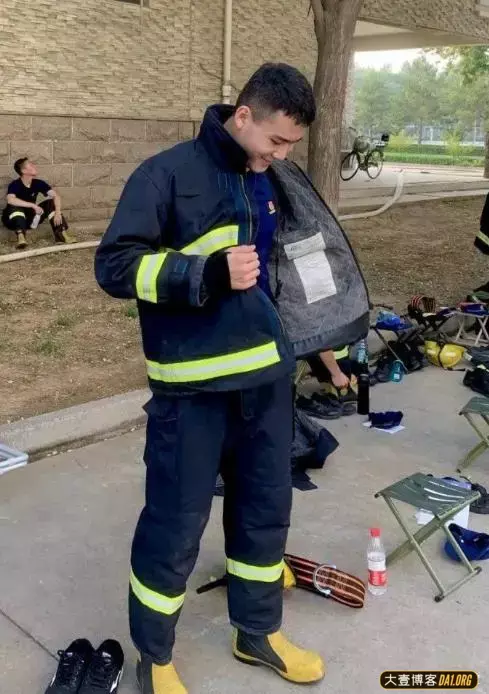 江苏22岁的消防兵帅锅,一下班就爱到洗衣房对着镜子秀肌肉 江苏22岁的消防兵帅锅,一下班就爱到洗衣房对着镜子秀肌肉
