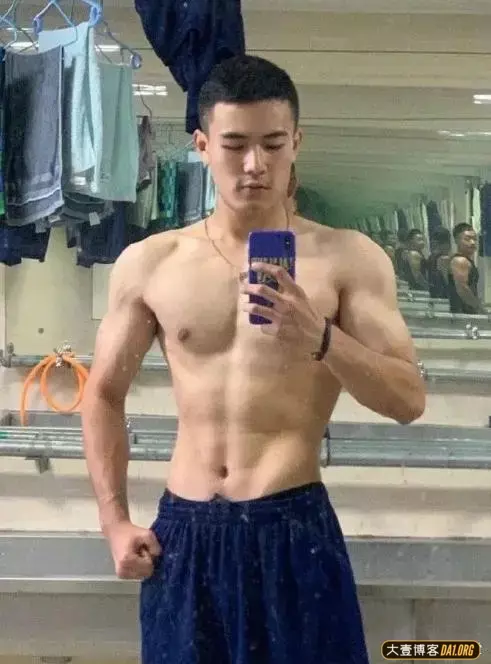 江苏22岁的消防兵帅锅,一下班就爱到洗衣房对着镜子秀肌肉 江苏22岁的消防兵帅锅,一下班就爱到洗衣房对着镜子秀肌肉