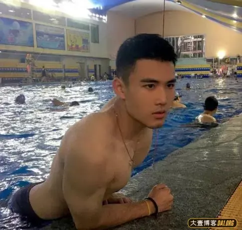 江苏22岁的消防兵帅锅,一下班就爱到洗衣房对着镜子秀肌肉 江苏22岁的消防兵帅锅,一下班就爱到洗衣房对着镜子秀肌肉