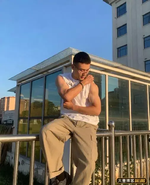 江苏22岁的消防兵帅锅,一下班就爱到洗衣房对着镜子秀肌肉 江苏22岁的消防兵帅锅,一下班就爱到洗衣房对着镜子秀肌肉